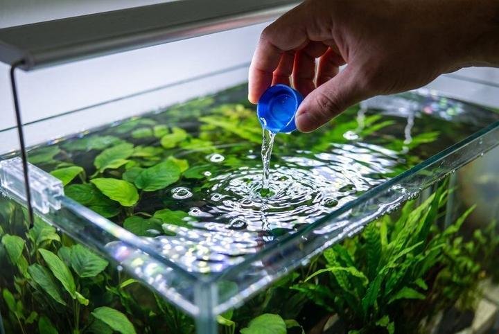 Adding liquid water conditioner to an aquarium during a rescue